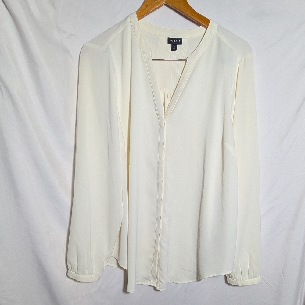 Women's TORRID Henley Cream Blouse, V-neck, Long‎ Sleeve, Classic, Sz 1